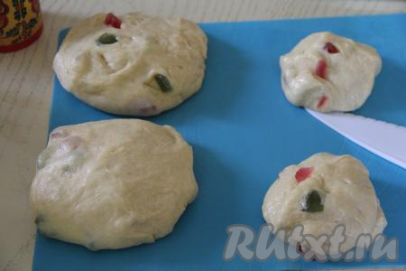 Вмешать мармелад в тесто. Разделить тесто на части (я разделила на 4 части).&nbsp;