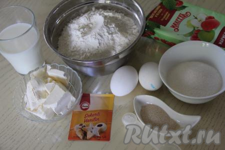 Подготовить продукты для приготовления кулича с мармеладом внутри. Сливочное масло и яйца должны быть комнатной температуры, поэтому их нужно заранее достать из холодильника.