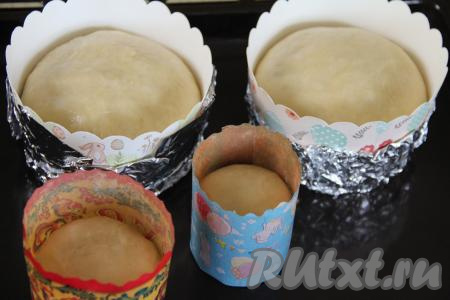 Затем переставить формы на противень и отправить в духовку, разогретую до 190 градусов. Выпекать куличи с мармеладом минут 40. Продолжительность выпечки во многом зависит от размера куличей. Для того чтобы проверить готовность, проколите куличи сверху сухой деревянной шпажкой, если шпажка после этого останется сухой, значит куличи готовы, доставайте их из духовки.&nbsp;