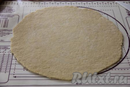 Тесто убрать в целлофановый пакет и оставить при комнатной температуре на 30 минут. Затем разделить песочное тесто на две равные части. Каждую часть теста на припылённой мукой поверхности раскатать в круг толщиной 2-3 миллиметра.
