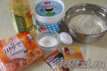 Подготовить продукты для приготовления рогаликов с мармеладом из песочного теста, замешанного на сметане.