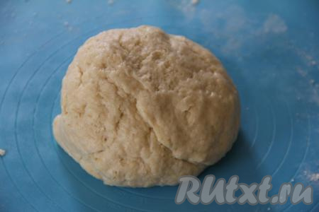 А когда песочное тесто начнёт собираться в ком, быстро вымесить его руками. Песочное тесто для рогаликов должно получиться гладким, мягким, не липнущим к ладоням. Если тесто липнет к рукам, добавьте совсем немного муки. 
