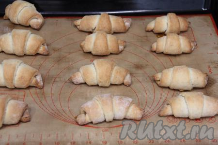 Выпекать рогалики с мармеладом в разогретой до 200 градусов духовке минут 25 (до золотистого цвета песочного теста).