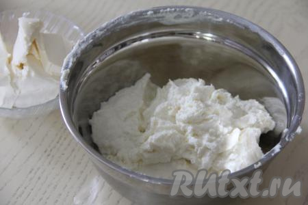 Для того чтобы творожная пасха вышла более нежной, приобрела кремовый вкус, можно перетереть получившуюся массу из творога и сгущёнки через сито.