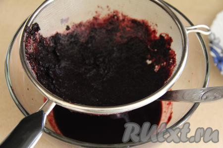 Ягоды откинуть на сито и перетереть в миску. Жмых от ягод, оставшийся в сите, нам не понадобится, для приготовления пасхи мы возьмём только перетёртое черничное пюре.