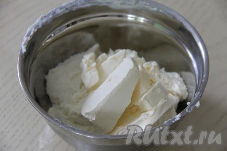 В массу из творога и сгущёнки выложить мягкое сливочное масло, пробить погружным блендером до однородности.