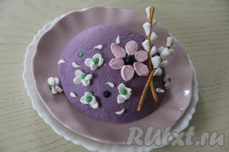 Перевернуть творожную черничную пасху на тарелку и украсить по желанию (я украсила цветами и декором из маршмеллоу).