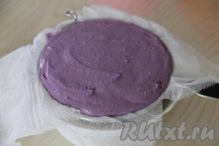 Сито (я взяла сито диаметром 14 сантиметров), застелить марлей, сложенной в 2 слоя, края марли должны свисать с краёв сита. Поставить сито поверх достаточно глубокой миски, в которую в дальнейшем будет стекать жидкость, выделяющаяся из творожно-черничной массы. В застеленное сито выложить творожно-черничную массу и накрыть эту массу свисающими краями марли.