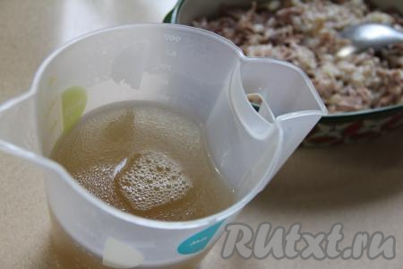 Бульон, в котором варилась рулька, процедить и посолить по вкусу.