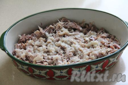 Достать свиную рульку из бульона, в котором она варилась, дать немного остыть. Отделить мясо и жир от кости. Нарезать мясо ножом и выложить в удобную посуду (например, в лоток,&nbsp; форму или глубокую тарелку). Поверх мяса равномерно разложить очищенный и пропущенный через пресс чеснок.