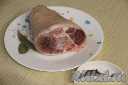 Свиную рульку тщательно вымыть, можно поскоблить кожу ножом.&nbsp;