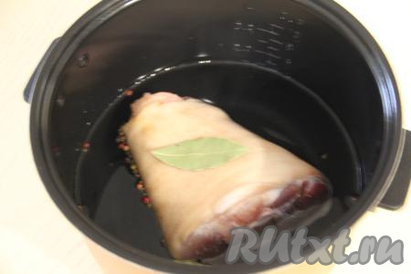 Влить 1 литр воды. Установить чашу в мультиварку, закрыть крышку. Выставить режим "Тушение" на 5 часов.