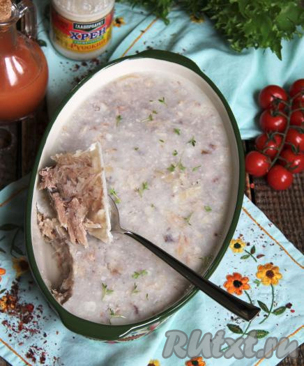 Холодец, приготовленный из свиной рульки, сваренной в мультиварке Редмонд, получается очень вкусным, к столу подаём с горчицей, хреном.