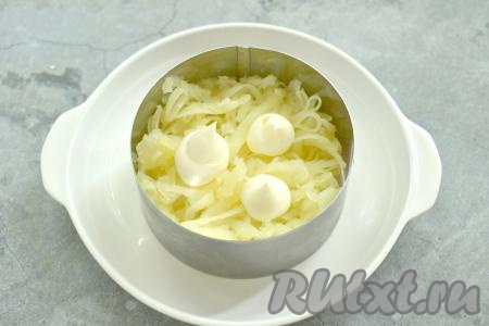 Салат "Мимоза" я формировала с помощью сервировочного кольца диаметром 10 сантиметров. На плоскую тарелку поставить кольцо. Очищенный картофель натереть на крупной тёрке, посолить и выложить в кольцо первым слоем, смазать майонезом и утрамбовать ложкой.