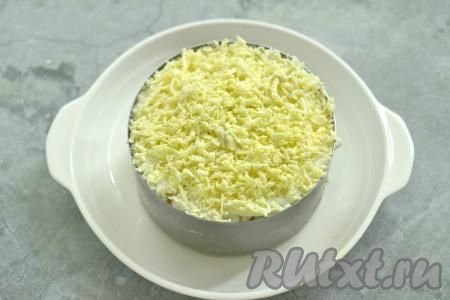 Завершающим слоем салата "Мимоза" по традиции будет желток, натёртый на мелкой тёрке. Этот слой смазывать майонезом не нужно.