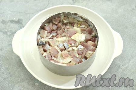 Поверх картошки, смазанной майонезом, выложить селёдку, смешанную с луком. Этот слой салата смазывать майонезом не нужно.