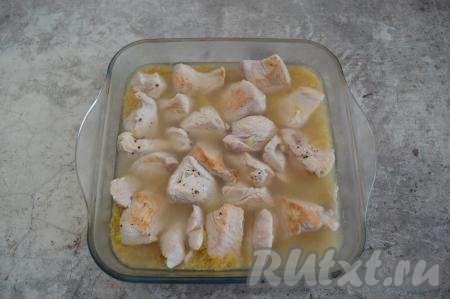 Залить булгур с индейкой кипящей водой. Кипяток берите в пропорции с булгуром 2 к 1, то есть в этом рецепте я использую 1 стакан булгура и заливаю его 2 стаканами кипящей воды.