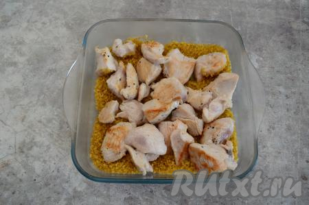 Всыпать булгур на дно формы для запекания, добавить соль (я добавила 0,5 чайной ложки соли). Дно формы перед выкладыванием булгура я маслом не смазываю. Поверх булгура разложить обжаренную индейку.