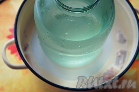 Поставить свинину "под груз" (например, 3-х литровую наполненную водой банку) и оставить шашлык мариноваться в уксусе и майонезе на 7-10 часов (на ночь).&nbsp;
