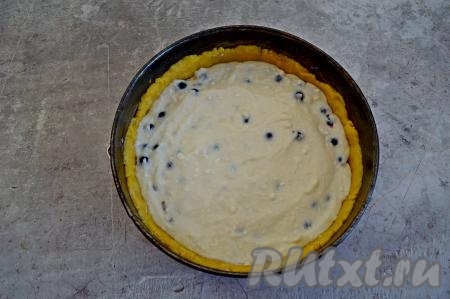 Сверху на ягоды выложить творожную начинку, равномерно распределить.