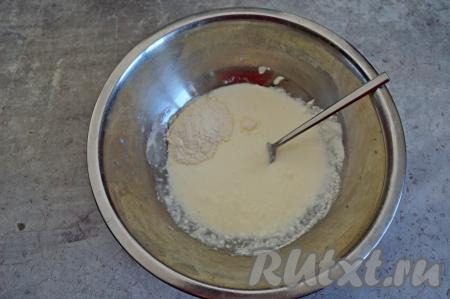Смешать творожно-сметанную массу вилкой до однородности, добавить половину муки.