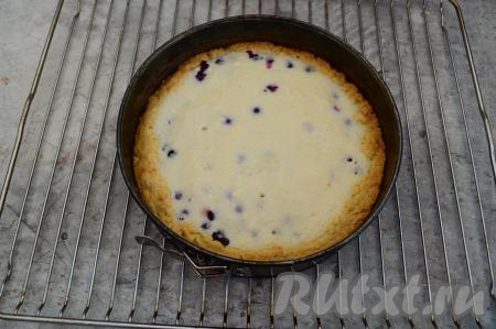 Готовый пирог достать из духовки, остудить в течение 15-20 минут.