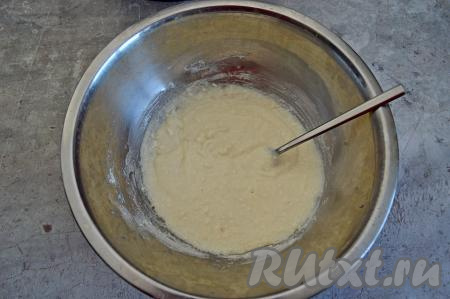 Перемешать творожно-сметанную массу вилкой, частями вмешать оставшуюся муку. В зависимости от жирности творога и сметаны, муки может потребоваться чуть больше или чуть меньше, главное, чтобы творожная начинка получилась в меру густой, напоминающей сметану средней жирности.