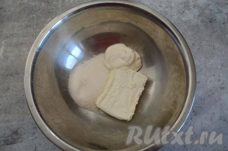 Для получения начинки нужно в глубокую миску выложить творог, сахар и сметану.