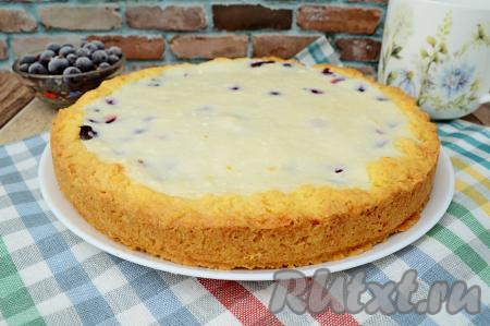 Затем снять бортики разъёмной формы, аккуратно переложить пирог на блюдо и дождаться, когда он полностью остынет. В процессе остывания творожная начинка стабилизируется и пирог будет хорошо нарезаться на части.