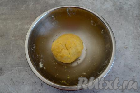 Перемешать массу вначале вилкой, а как только песочное тесто начнёт собираться в ком, быстро замесить его руками. Долго вымешивать песочное тесто не нужно. Как только оно собралось в ком, больше не вымешивайте. Тесто получается мягким, пластичным, не липнущим к ладоням. Если вдруг тесто не будет собираться в ком, тогда влейте 1 столовую ложку холодной воды. Если же тесто будет сильно липнуть к рукам, тогда добавьте совсем немного муки. Учитывайте, что если вы добавите слишком много муки, тесто в готовом пироге не будет мягким, нежным.