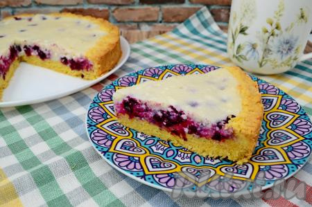 Я нарезала пирог примерно через час, после того как достала его из духовки. А вот как выглядит в разрезе наш песочный пирог с творогом и чёрной смородиной. Он в меру сладкий, хорошо режется и не теряет форму. Уверена, этот пирог с нежнейшей творожной начинкой и приятной ягодной кислинкой многим придётся по вкусу!