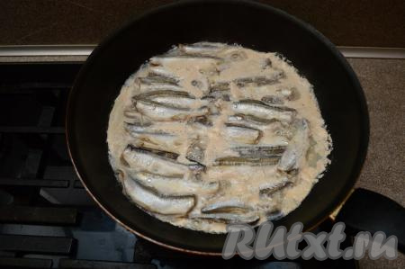 Пока мойва тушится, она выделит сок, а молоко начнёт сворачиваться - это нормально.