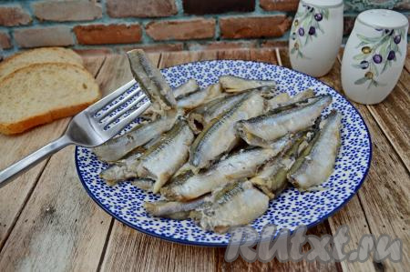 Мойву, тушёную в молоке на сковороде, можно подавать к столу и в тёплом, и в остывшем виде. В качестве гарнира к этой нежной, вкусной, сочной рыбке я предпочитаю подавать картофельное пюре.