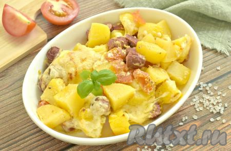 Картошка с охотничьими колбасками в духовке