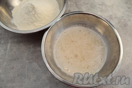 Добавить газированную минеральную воду, перемешать. Отдельно отмерить муку.