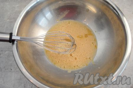 Венчиком (или вилкой) перемешать яйца с солью и сахаром до однородности. Долго перемешивать не надо, достаточно, чтобы яичная масса стала однородной.