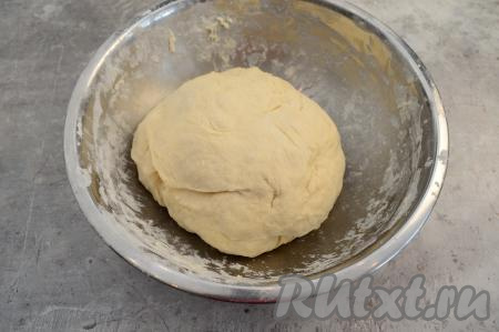 Добавляя постепенно муку, учитывайте, что тесто должно получиться мягким, эластичным, приятным в работе, не липнущим к рукам, как только добьётесь такой консистенции, значит больше муку добавлять не нужно. Муки для замешивания теста может потребоваться как больше, так и меньше, чем указано в ингредиентах, ведь величина яиц и качество муки могут быть разными. Поэтому очень важно ориентироваться на консистенцию замешиваемого пельменного теста.