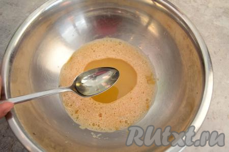 Затем влить растительное масло, перемешать.