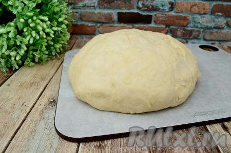 Замешанное тесто убрать на 30 минут в холодильник, после охлаждения с ним удобнее работать. Хотя я иногда сразу раскатываю его и леплю пельмени, просто использую чуть больше муки для подпыла рабочей поверхности.