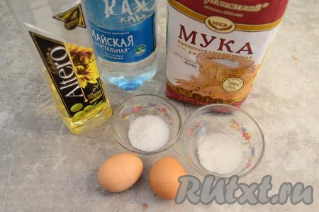 Подготовить продукты для приготовления теста для пельменей на минералке с растительным маслом. Я взяла яйца размером С0. Минеральная вода нужна газированная.