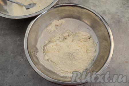 Всыпать примерно третью часть муки и вмешать её в тесто при помощи ложки. Затем начать частями добавлять муку, каждый раз полностью вмешивая её. После того как тесто станет сложно перемешивать ложкой, продолжайте замешивать его руками.