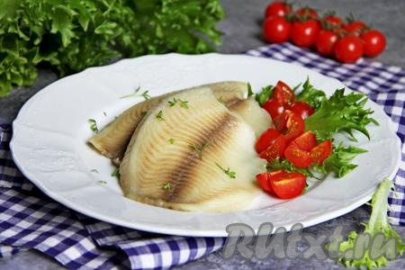 Отличным дополнением к этой рыбке станут свежие овощи.