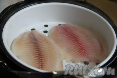 В чашу мультиварки влить один литр воды, установить в мультиварку. Закрыть крышку и выставить режим "На пару". После звукового сигнала открыть крышку и установить поддон с тилапией. Закрыть крышку и готовить рыбу 15 минут.