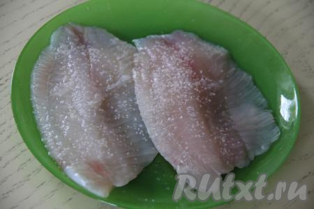 Посолить рыбу и оставить на 20 минут.&nbsp;