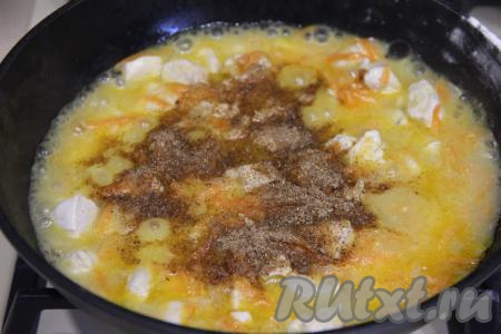 Всыпать соль и специи по вкусу, перемешать.