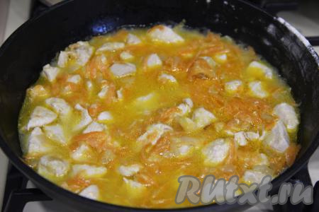 Влить воду, перемешать.&nbsp;