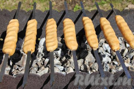 Угли на мангале должны быть горячие, но без прямого огня. Выложить шампуры на мангал.