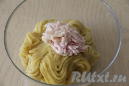 Сало (или жир) тоже пропустить через мясорубку. Соединить картошку и сало в объёмной миске.