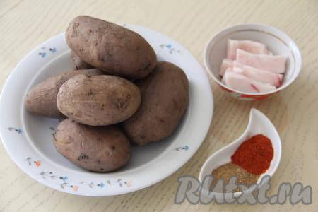 Подготовить продукты для приготовления люля-кебабов из картофеля на мангале. Картошку вымыть и, не очищая от кожуры, сварить до готовности (обычно, в зависимости от величины и сорта картофеля, на варку требуется минут 25-30). Готовность картошки можно проверить ножом (он должен легко входить в мякоть картофеля).