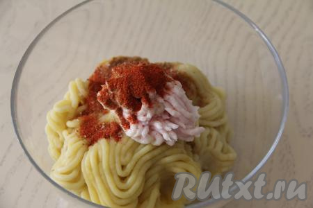 В миску с картошкой и салом добавить соль и специи по вкусу. В качестве специй я использовала паприку, можно добавить чёрный молотый перец.